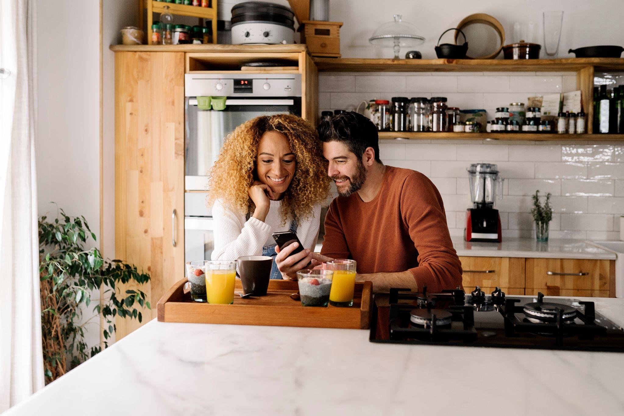 Gen X couple buying online