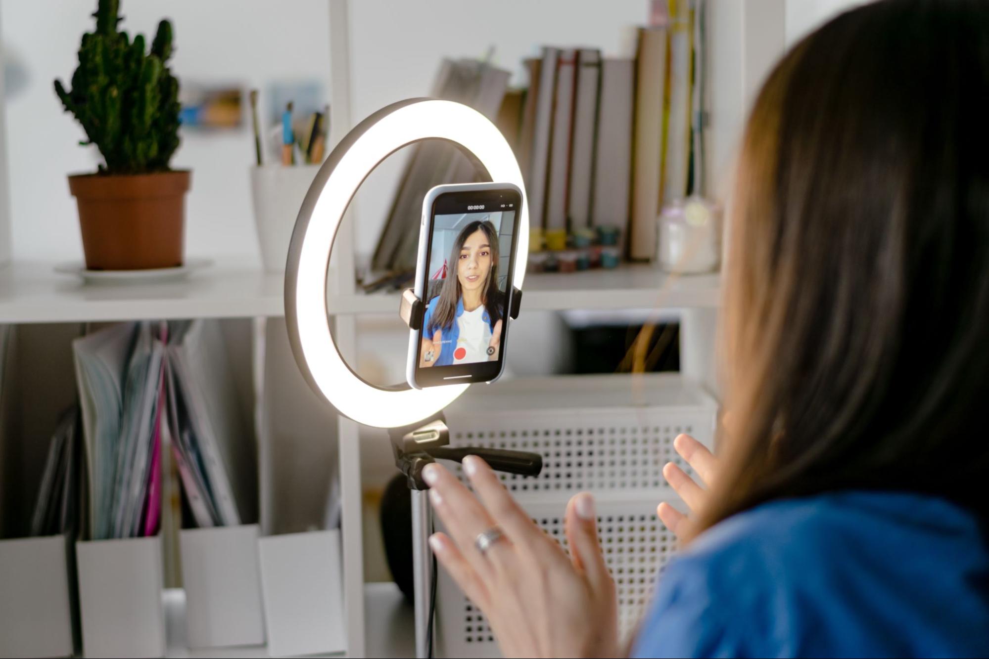 Visual storytelling videos for complex products and services